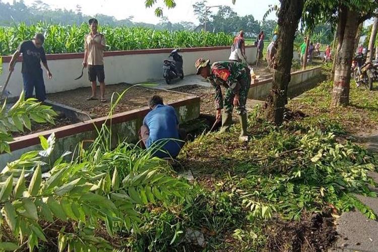 Minggu Bersih, Babinsa Kelurahan Tanggung Ajak Warga Gotong Royong Bersihkan Lingkungan