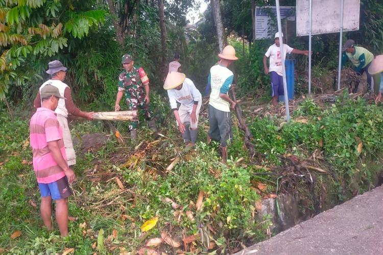 Kerja Bersama Warga, Babinsa Gogodeso Gotong Royong Bersihkan Lingkungan