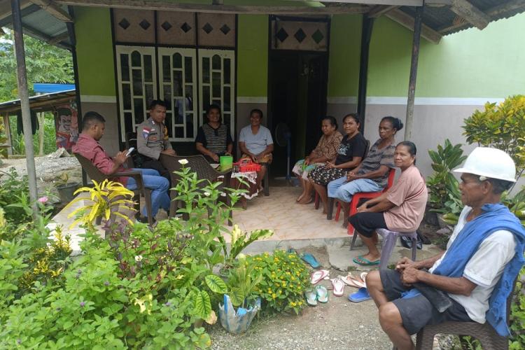 Sambangi Warga untuk Diskusi, Bhabinkamtibmas Kefamenanu Utara, TTU, Bripka M. Virmon, S. H., Laksanakan Patroli dan Binaan