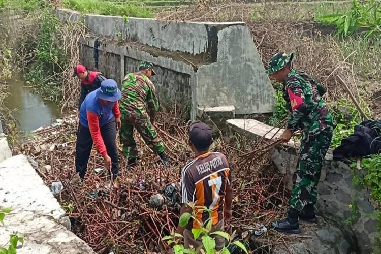 Babinsa Desa Nglegok Bahu Membahu Kerja Bakti Bersihkan Irigasi Persawahan