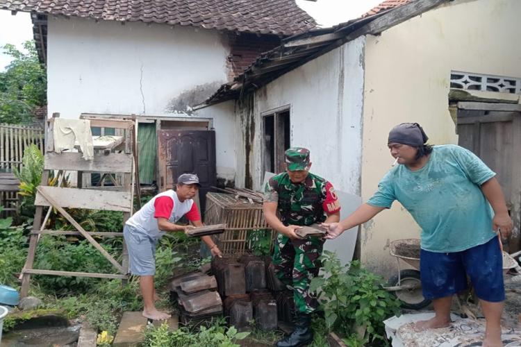 Wujudkan Kemanunggalan dengan Rakyat, Babinsa Kelurahan Kanigoro Bantu Rehab Rumah Warga Untuk Layak Huni