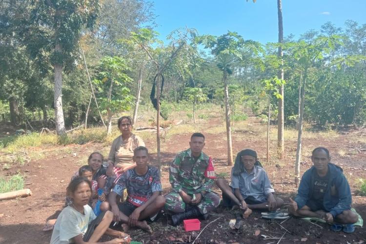 Kedekatan Kopda Roby Naisau dengan Masyarakat Desa Binaannya: Wujud Nyata Manunggalnya TNI dan Rakyat
