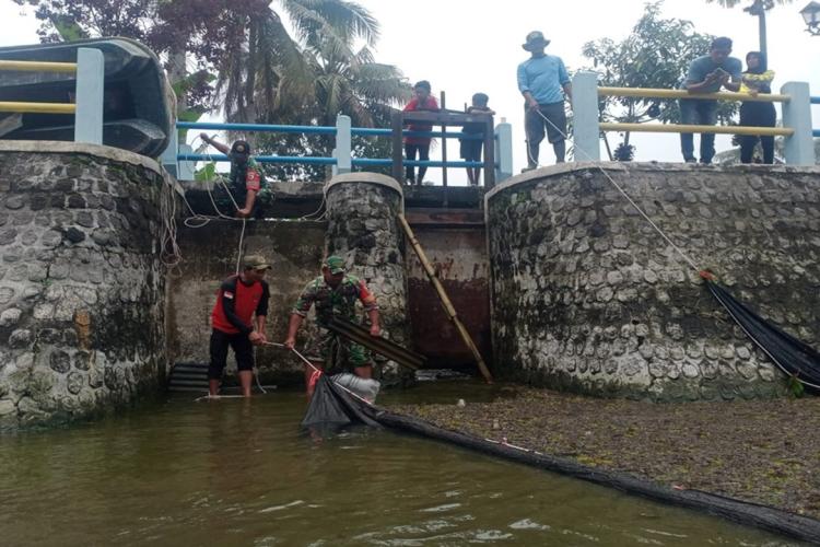 Babinsa Desa Sukosewu Bersama Warga Bersihkan Sumber Mata Air Telaga Urung-Urung