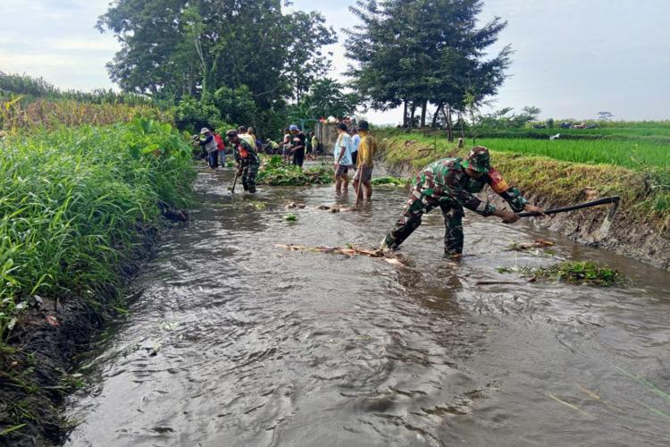 Lakukan Normalisasi Sungai Koramil 0808/02 dan Syukuran Dawuhan Bersama Warga