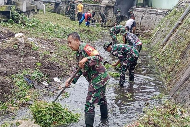 Peringati Hari Juang Kartika ke-79, Koramil 0808/01 Sukorejo Gelar Aksi Bersih Sungai di Kepanjenkidul