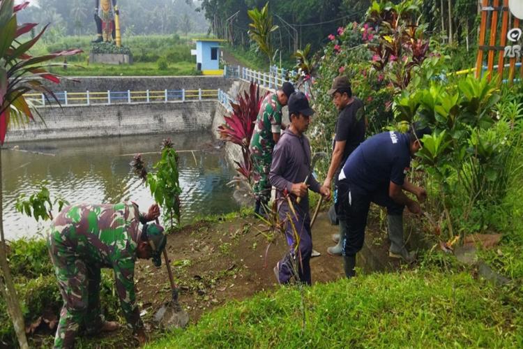 Babinsa Desa Sukosewu Bersama Warga Bersihkan Sumber Mata Air Telaga Urung-Urung