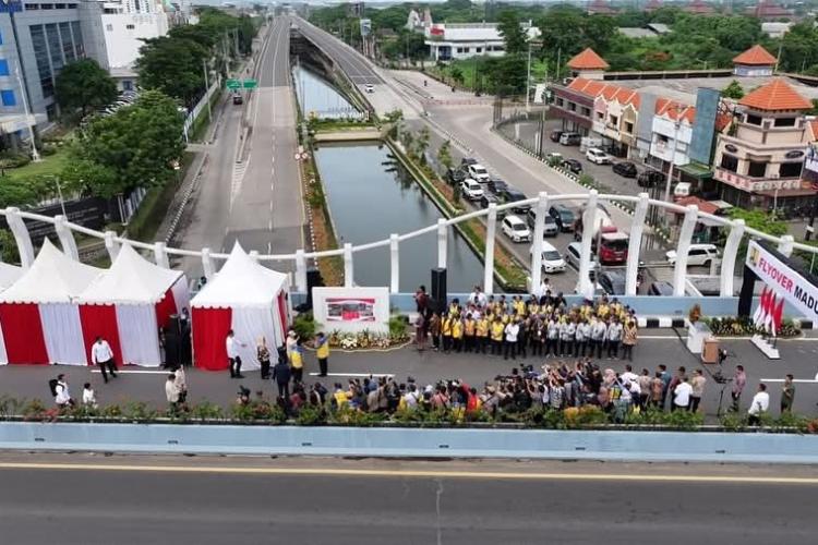 Meresmikan Flyover Madukoro di Kota Semarang, Provinsi Jawa Tengah