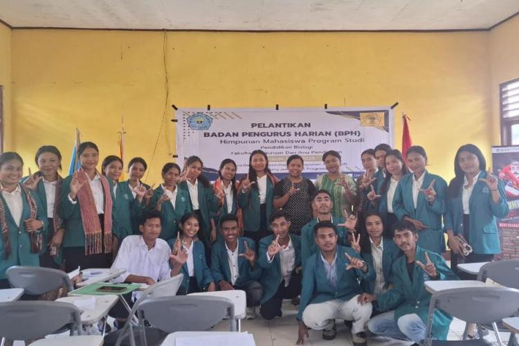Natalia Si'i Resmi Dilantik Sebagai Ketua Himpunan Mahasiswa Prodi, Pendidikan Biologi, FKIP Universitas Timor