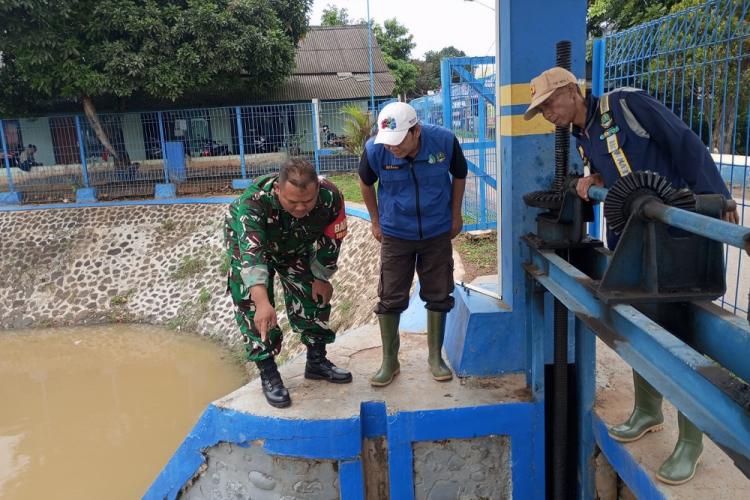 Personil koramil 0406 Kodim 0604 Karawang. Cek Situ Kamojing 