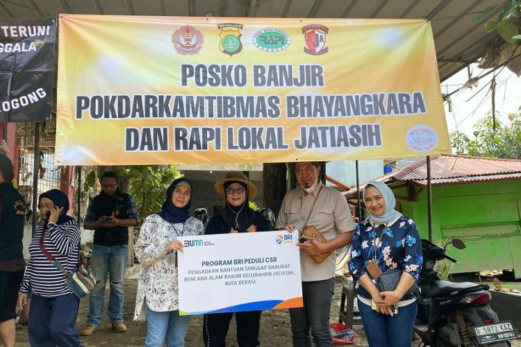 BRI Cabang Pondok Gede Berikan Bantuan Kepada Korban Banjir di Perumahan Kemang Ifi Bekasi