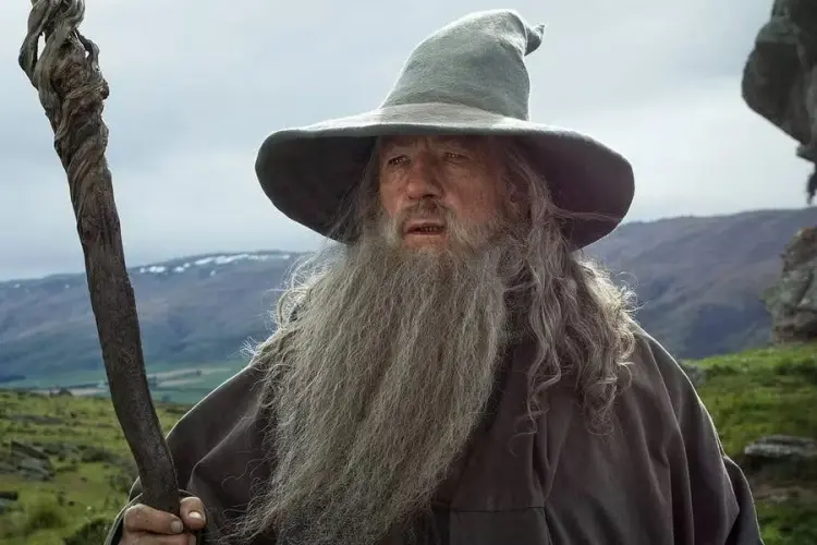 Sir Ian McKellen Dilarikan ke Rumah Sakit Setelah Jatuh dari Panggung