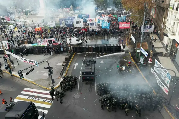 [EN] Clashes in Buenos Aires Regarding Milei's Reform
