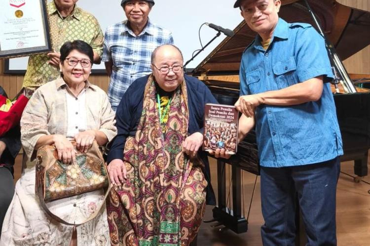[ID]  Rekor Buku Demokrasi, Ajakan 221 Penulis